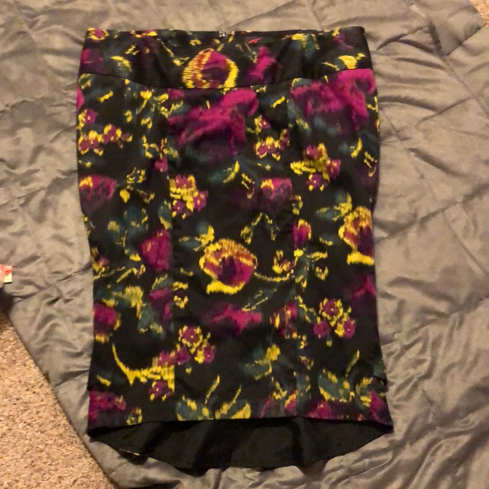 Womens size 12 multi color pencil skirt. Torrid brand.